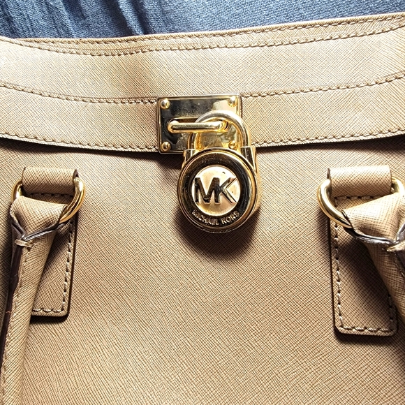 ♡AUTHENTIC ♡MICHAEL Kors Hamilton ♡Khaki ♡Saffiano Leather ♡Gold-Tone Lock Charm - Picture 7 of 11